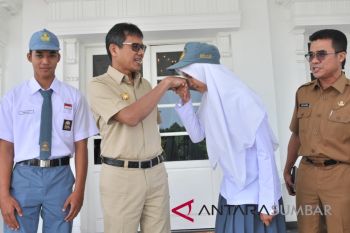 Gubernur Irwan Prayitno lepas dua pelajar jadi anggota Paskibraka nasional