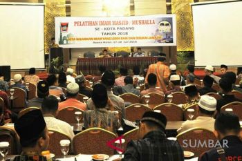 Pemkot Padang latih 142 imam tetap masjid dan mushala
