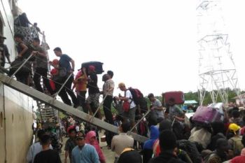 Seratusan pengungsi Kenyam meninggalkan Asmat menuju Timika