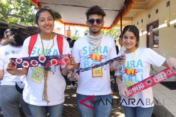 Mahasiswa asing belajar membatik "SuraBali"
