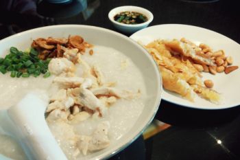 Bubur ayam lapangan "bu Nani" disajikan untuk para tamu istana