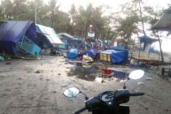 Gelombang tinggi merusak sejumlah warung di Pantai Suwuk