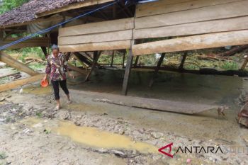 Pemkab Kolaka bantu perbaiki rumah korban banjir