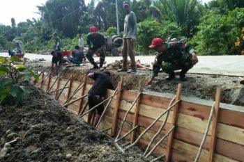 Satgas Yonif 501 Kostrad benahi bahu jalan di perbatasan