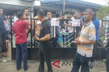 Pekerja Pertamina Jayapura bagikan 300 paket daging