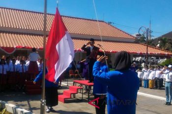 Pemuda lintas suku dan agama upacara HUT RI di Magelang