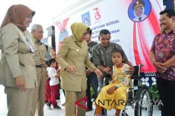 Sleman salurkan bantuan sosial