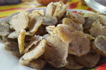 Daun mangrove pun bisa diolah jadi makanan ringan dan teh siap saji
