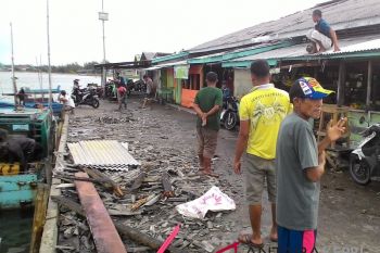 Pasar ikan Ranai rusak dihantam angin kencang