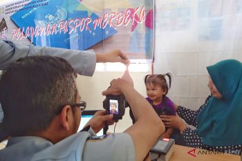 Imigrasi 'jemput bola' pelayanan paspor di Pulau Terong