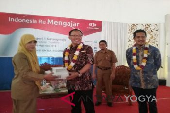 Indonesia Re bantu komputer SMA Negeri Karangmojo