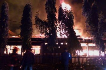 Kantor  Pelayanan Perbendaharaan Negara Padang  terbakar (video)