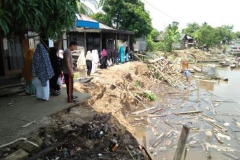 Diduga abrasi, jalan di Rantau Kujang longsor
