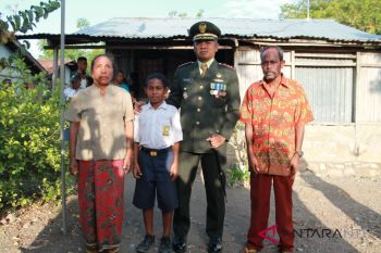 PLN berikan beasiswa kepada bocah pemanjat tiang bendera