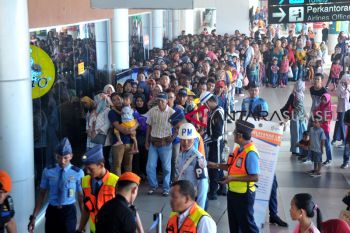 Warga antre naik LRT di bandara