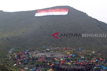 Pemuda kibarkan bendera raksasa di Bukit Kaba