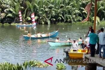 Serunya lomba selaju sampan dalam rangka HUT RI