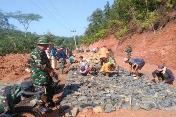 TNI bangun jalan 500 meter di Lembata
