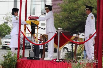 40 ASN Pemkab Gumas terima Satyalancana Karya Satya
