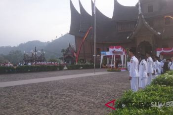 Pegawai BUMN peringati detik-detik proklamasi di Istano Pagaruyuang