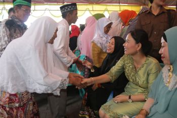 Lepas Jemaah Calon Haji, Djein L Rende berbaur bersama warga Muslim Mitra