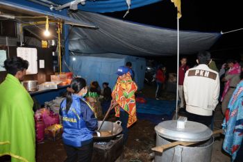 Tagana di Sembalun siapkan 1.000 nasi bungkus