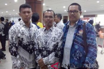 Kepala sekolah SMKN Singkep tulis buku Matematika Berpantun
