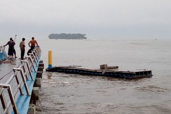 Tiga tiang pancang utama dermaga terapung rusak, Pariaman segera datangkan ahli