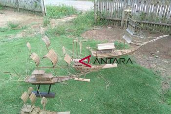 Menyulap bambu menjadi miniatur kapal dan perahu