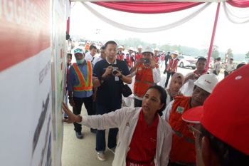 Swafoto Menteri Rini dan masyarakat Lampung