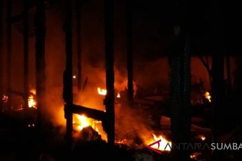 Diduga akibat putung rokok, empat unit rumah terbakar