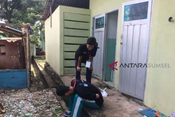 BUMN Hadir - Peserta SMN Jatim minum cuka pempek