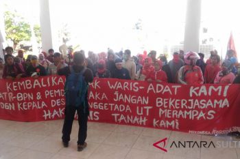 Warga adat Kolaka demo agraria di DPRD