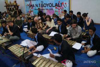 Warga asing main gamelan bareng siswa Boyolali