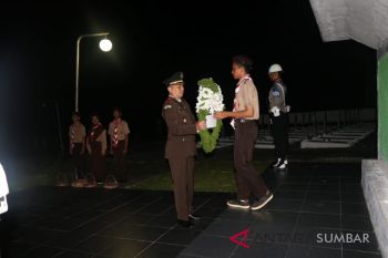BUMN Hadir - Dirut  PT Semen Tonasa inspektur upacara di Jeneponto
