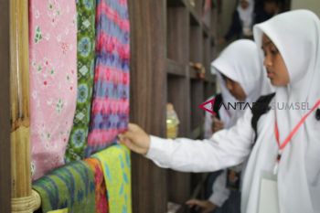 Muba miliki jumputan gunakan pewarnaan getah gambir