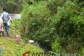 Jalan licin, minibus ini terperosok ke dalam saluran air di Batipuah Tanah Datar