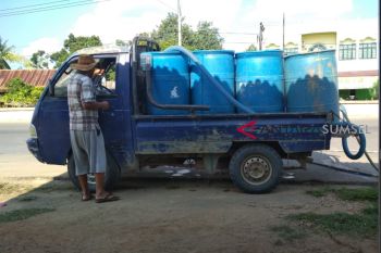 Musim kemarau, harga air bersih melambung tinggi