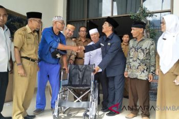 Baznas Pasaman bantu penyandang disabilitas kursi roda