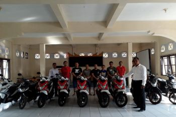 Tujuh tersangka pemalsu data nasabah dan gelap sepeda motor diamankan polisi Pasaman