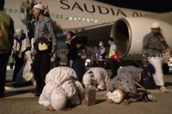 Jamaah haji sujud syukur saat tiba di Palembang