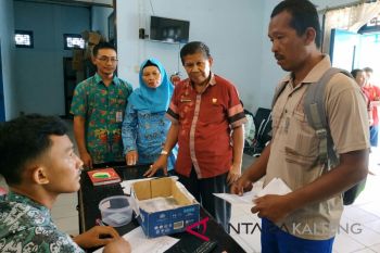 Pantau Disdukcapil Kotim, legislator ini dilapori soal oknum pegawai nakal