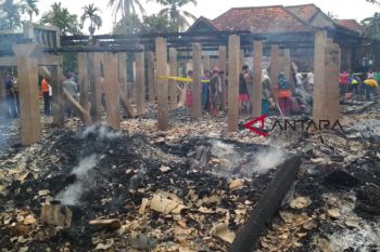 Tidak mampu beli pulsa listrik, empat rumah ludes terbakar