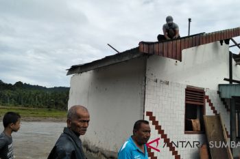 BPBD Padang Pariaman kirimkan tenda untuk evakuasi korban banjir Kayu Tanam (Video)