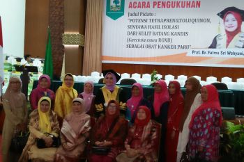 Unand kukuhkan Dekan Farmasi sebagai guru besar