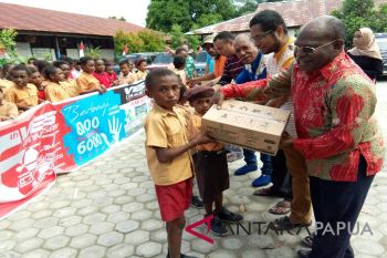 Pelajar SD Holtekam dapat bantuan tas dan makanan tambahan