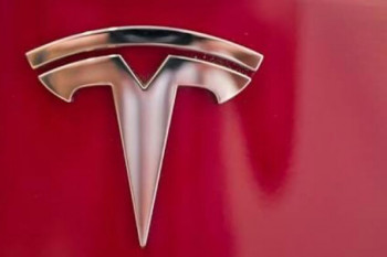 Tesla angkat dua direktur independen