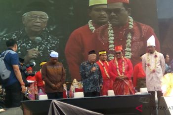 Hibur warga, Raja Azhar bernyanyi pada Gebyar Idul Adha