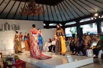 Padu padan batik gaya Ferry Salim