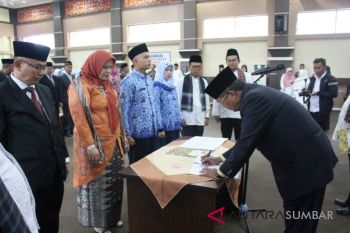 Lakukan mutasi, Bupati Solok tekankan perkuat pelayanan dan peningkatan kinerja